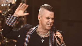 Robbie Williams Rilis Lagu Natal Bertema Pandemi