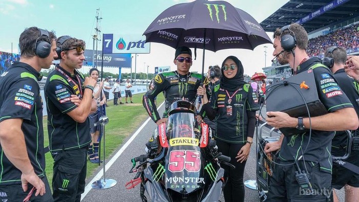 [FORUM] Viral! Umbrella Girls Berhijab di Moto GP Thailand, Gimana Pendapat Kamu?