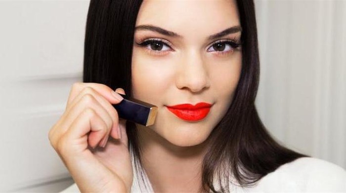 [FORUM] Pede enggak kalo pake lipstik merah ke mana-mana?