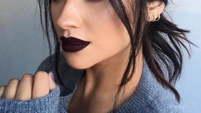 Trik Memakai Lipstik Warna Gelap Supaya Wajahmu Tetap Terlihat Cantik dan Percaya Diri