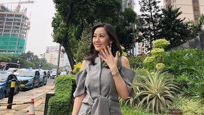 [FORUM] Viral! Dilamar pakai billboard, gimana perasaan kamu kalau jadi wanita ini?