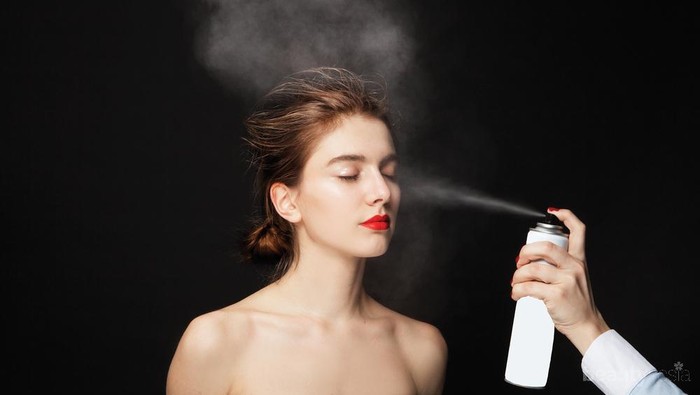Ladies, Ini Dia Jenis Setting Spray yang Bisa Kamu Pakai untuk Kulit Sensitif