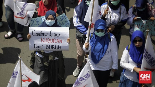 Pengamat menilai gratis PPh 21 dilakukan di tengah penolakan buruh terhadap omnibus law RUU Cipta Lapangan Kerja.