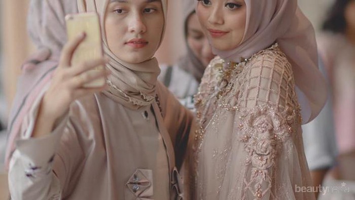 Ingin Tampil Beda di Hari Tunangan? Beberapa Gaya Hijab Ini Menjadi Favorit Para Hijabers