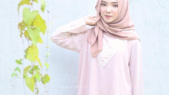 Tampil Lebih Manis dan Kekinian, Begini Cara Memilih Padu Padan Hijab Warna Nude yang Tepat