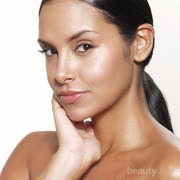 Ladies, Jangan Pernah Percaya 3 Mitos tentang Kulit Berminyak Ini Ya!