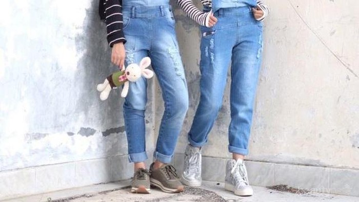 Trik Pakai Overall Hijab Dress yang Stylish Tanpa Terlihat Membentuk Tubuh!