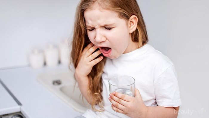 [FORUM] Benarkah kalau lagi tersedak makanan harus ditepuk punggungnya?