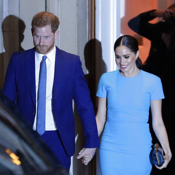 <p>Meghan Markle tampil cantik dengan gaun biru, selalu terlihat menggandeng tangan Pangeran Harry. (Foto: AP Photo/Kirsty Wigglesworth)</p>