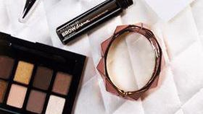 Palet Eyeshadow Nude untuk Sehari-hari: The Nudes Palette Eyeshadow dari Maybelline