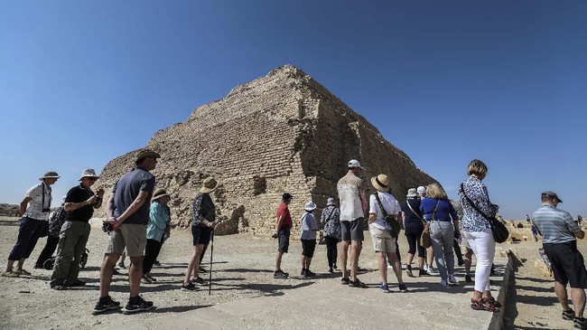 Otoritas Mesir mengkap dan sempat memenjarakan seorang fotografer dan model yang melakukan pemotretan tanpa izin di situs pemakaman Saqqara.