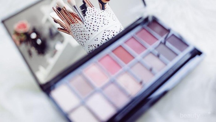 Hindari Make Up Tumpah Saat Traveling Dengan Trik Packing Ini!