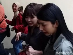Datang Satu Mobil, Gisel dan Tyas Mirasih Tiba di Mapolda Jatim
