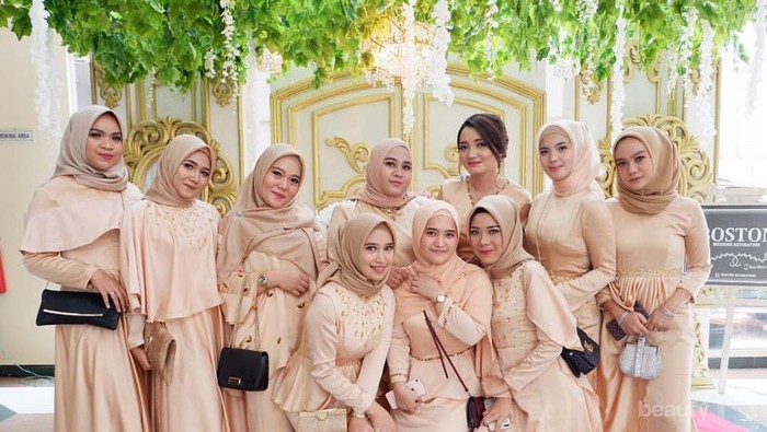 [FORUM] Kalo Jadi Bridesmaid, Pilih Dapet Seragam Langsung Jadi atau Jahit Sendiri?