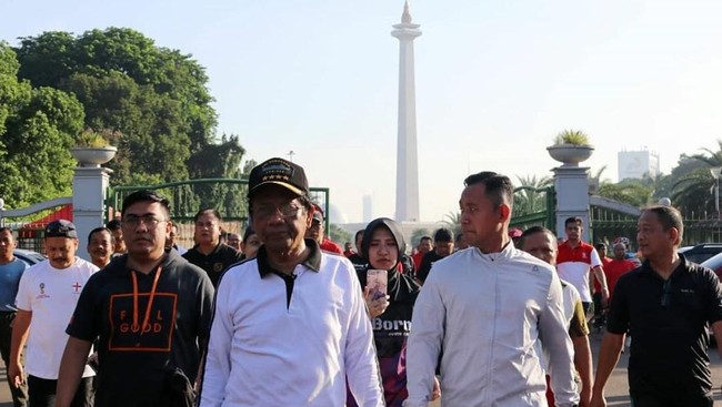 Mahfud mengatakan virus tidak akan datang jika orang rajin berolahraga. Karena itu mengajak masyarakat berolahraga rutin.