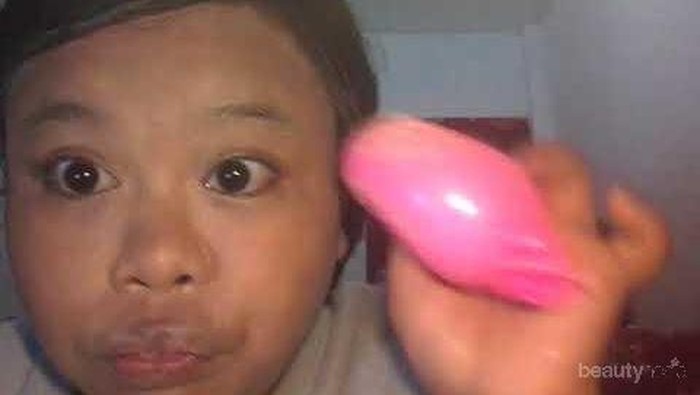 [FORUM] Kalian tahu nggak sih tutorial makeup pakai balon da minyak angin yang hits itu? Bikin ngakak!