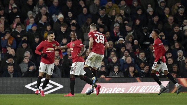 Manchester United kembali menunjukkan bahwa gejala sembuh dari penyakit inkonsisten musim ini.
