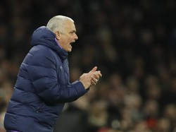 Perangi Virus Corona, Mourinho Bantu Orang Tua di Panti Jompo