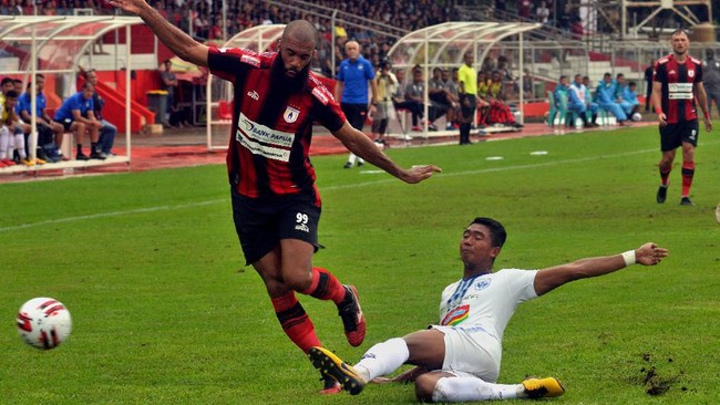 Pemain PSIS Semarang Rio Saputro (kanan) menghadang pemain Persipura Sylvano Comvalius (kiri) pada pertandingan pekan pertama Shopee Liga 1 2020 di Stadion Klabat, Manado, Sulawesi Utara, Minggu (1/3/2020). Persipura menang atas PSIS Semarang dengan skor 2-0. ANTARA FOTO/Adwit B Pramono/wsj.