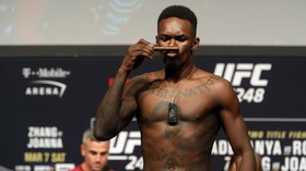 Adesanya Pose dengan Boks Pizza saat Timbang Badan UFC 259