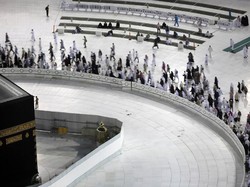 Kebijakan Arab Saudi Tangkal Corona: Tunda Umroh hingga Salat Jumat 15 Menit