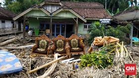 Desa Sidodadi di Kecamatan Sangkub, Kabupaten Bolaang Mongondow Utara (Bolmut) masih terisolir, pasca banjir bandang dan longsor menerjang wilayah perbatasan Sulawesi Utara dan Gorontalo ini.
