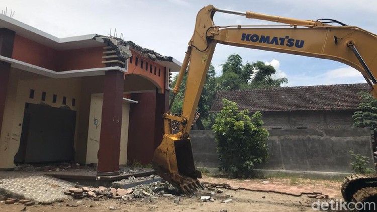 Seorang pria asal Ponorogo, Jawa Timur merobohkan rumahnya lantaran mengetahui istrinya selingkuh. Kabar itu didapat ketika ia pulang merantau dari Korea.
