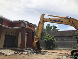 Rumah Ini Dirobohkan Gara-gara Istri Selingkuh Saat Suami Merantau