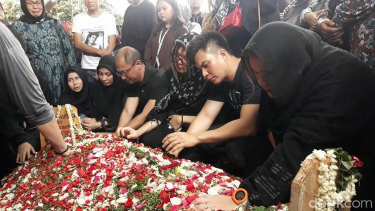 Ibunda Baim Wong, Kartini Atmadja Martha meninggal dunia akibat diabetes. Tadinya berusaha tegar tapi Baim Wong tak kuasa menahan tangis di depan pusara ibunda.