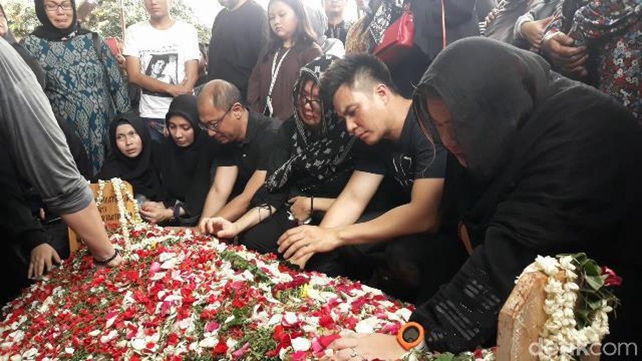Ibunda Baim Wong meninggal dunia karena penyakit diabetes, berikut ini 5 momen bahagia semasa hidupnya yang terekam kamera.