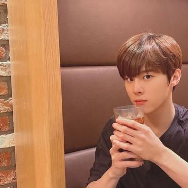 Kim Woo Seok UP10TION Beberkan Tanda Saat Idol K-Pop Sedang Berkencan