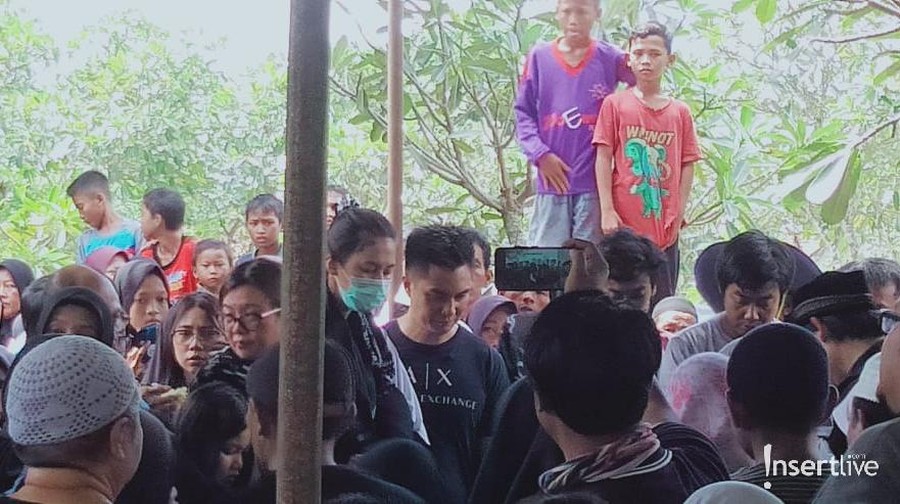 Keluarga Beberkan Sosok Ibunda Baim Wong Sebelum Meninggal Dunia Tentang sifat almarhumah ibunda Baim Wong sebelum meninggal.
