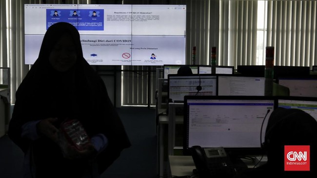 Petugas berjaga di Posko Tanggap Covid-19 Dinas Kesehatan DKI Jakarta, Sabtu, 7 Maret 2020.