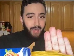 Kocak! Pria Ini Bikin Tutorial Masak Mirip Beauty Vlogger di TikTok