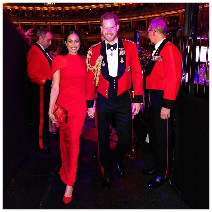 <p>Pangeran Harry tampil gagah mengenakan setelan jas merah, dengan desain aksesoris khas kerajaan. Serasi dengan Meghan Markle yang mengenakan gaun merah. (Foto: Instagram @sussexroyal)</p>