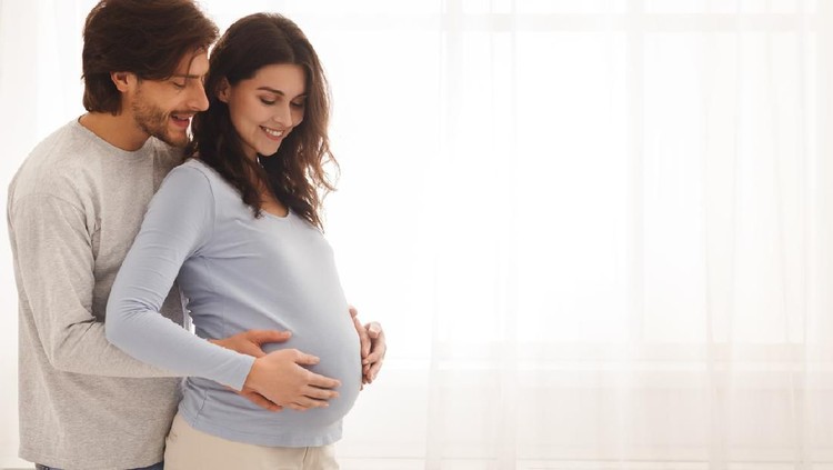 Hasrat seks ibu hamil mungkin meninggi saat memasuki trimester ketiga. Lantas, bolehkah melakukan seks oral? Apa bahanya bagi ibu hamil dan janin?