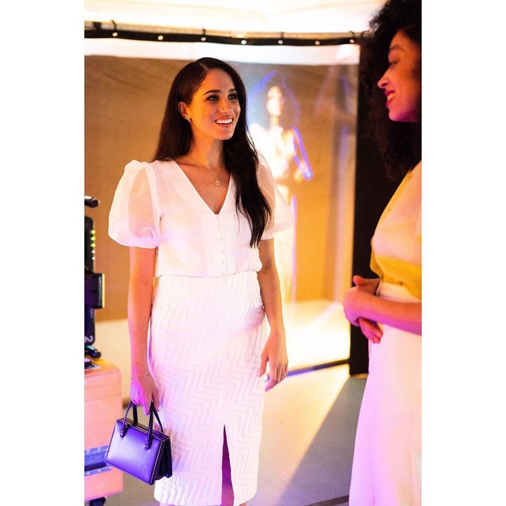 <p>Di lain tempat, Meghan Markle datang ke National Theatre di London. Meghan tampil cantik dibalut gaun berwarna putih. (Foto: Instagram @sussexroyal)</p>