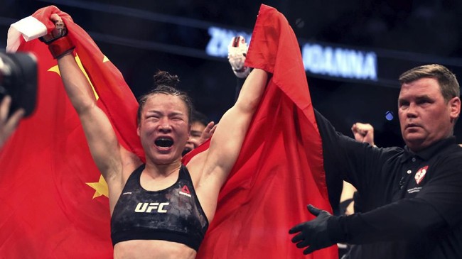 Zhang Weili mempertahankan sabuk juara kelas strawweight usai menang angka mutlak atas Amanda Lemos dalam UFC 292 di TD Garden, Boston, Minggu (20/8).