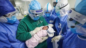 FOTO: Melahirkan di Tengah Virus Corona di China