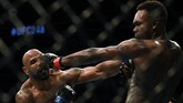 FOTO: Duel Aneh Israel Adesanya vs Yoel Romero Israel Adesanya dan Yoel Romero terlibat dalam pertarungan aneh pada perebutan gelar juara dunia kelas menengah di UFC 248.