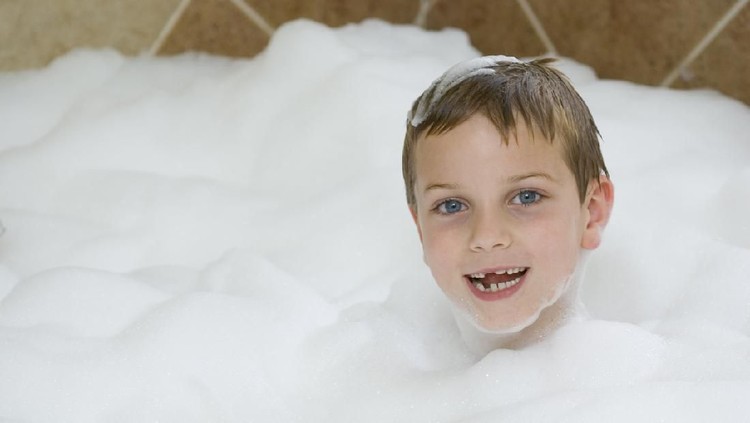 Air sumur bor di Gowa&comma; Sulawesi Selatan&comma; tiba-tiba menjadi viral&period; Air tersebut berwarna putih seperti susu dan digunakan untuk anak-anak mandi&comma; Bunda&period;