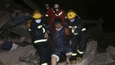 FOTO: Hotel Lokasi Karantina Corona di China Ambruk Hotel di China yang digunakan sebagai fasilitas karantina virus corona ambruk Sabtu (7/3). Sekitar 70 orang terjebak dalam reruntuhan hotel.