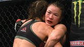 FOTO: Dahi Benjol, Duel Seru Weili vs Jedrzejczyk di UFC 248 Zhang Weili sukses mempertahankan gelar kelas straw setelah mengalahkan Joanna Jedrzejczyk dalam duel seru di UFC 248.