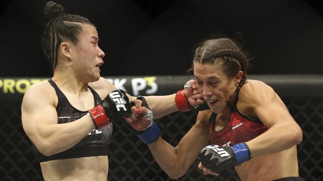 Juara kelas strawweight UFC, Zhang Weili mengungkapkan fakta bahwa Joanna Jedrzejczyk menangis usai kalah dari dirinya di UFC 248.