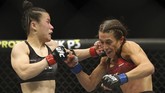 FOTO: Dahi Benjol, Duel Seru Weili vs Jedrzejczyk di UFC 248 Zhang Weili sukses mempertahankan gelar kelas straw setelah mengalahkan Joanna Jedrzejczyk dalam duel seru di UFC 248.