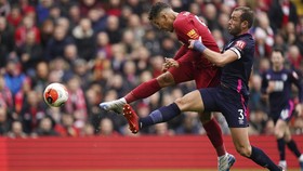 Khabib Tendang Sabuk Ferguson Hingga Liverpool Menang