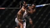 FOTO: Duel Aneh Israel Adesanya vs Yoel Romero Israel Adesanya dan Yoel Romero terlibat dalam pertarungan aneh pada perebutan gelar juara dunia kelas menengah di UFC 248.