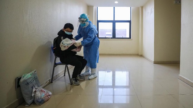 FOTO: Melahirkan di Tengah Virus Corona di China