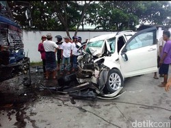 Mobil Sarat Penumpang Vs 2 Truk di Rembang, 2 Tewas dan 8 Luka