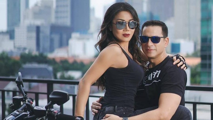  Ari  Wibowo dan  Istri  Pamer Foto Seksi Sukses Bikin 